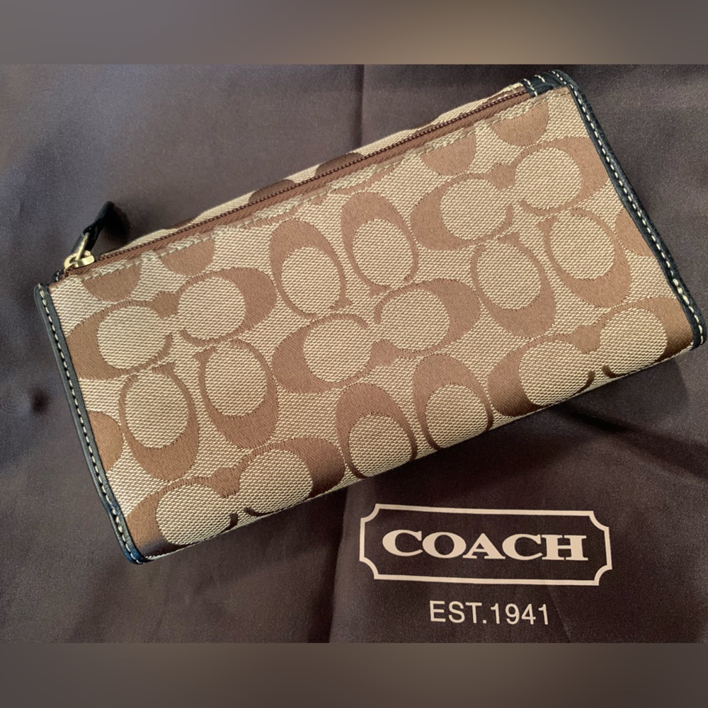 Vintage circa 1990’s Coach Wallet, EUC, numerous card slots/organizing pockets. - Picture 2 of 3